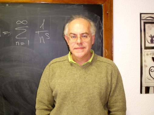 <p>El investigador Germán Sierra en su despacho del Instituto de Física Teórica. Foto: CSIC.</p>