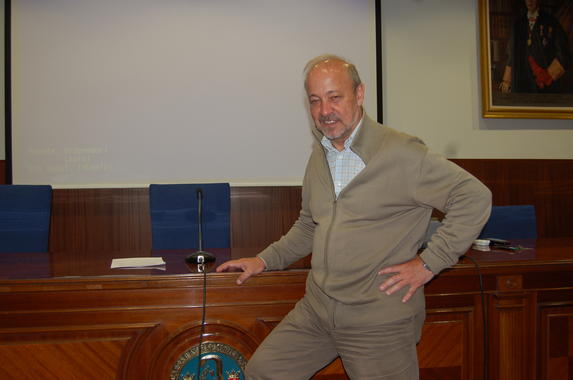 <p>El paleontólogo Jordi Agustí, momentos antes de impartir su conferencia en la Facultad de Ciencias de la Universidad de Zaragoza.</p>