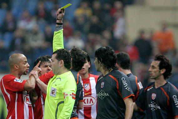 <p>Los investigadores utilizaron como indicador de “sabotaje” en los partidos el número de tarjetas rojas. <a href="http://plataformasinc.es/index.php/esl/imagenes/inicio/(imagen)/55542" target="_self">Foto: SINC</a>.</p>
