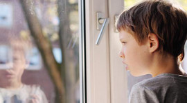 Niño en una ventana