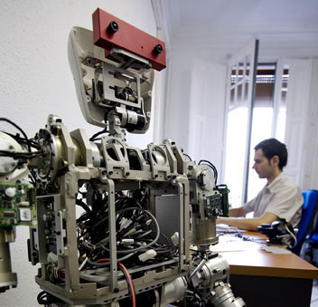 <p>Los <a href="http://www.plataformasinc.es/index.php/esl/Multimedia/Imagenes/Galeria-de-actualidad-del-17-al-21-de-noviembre-2008" target="_self">robots </a>se incorporarán cada vez más en las tareas cotidianas. Foto: SINC.</p>