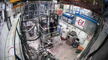 <p>El investigador Jeffrey Hangst en las instalaciones del experimento ALPHA. / CERN</p>