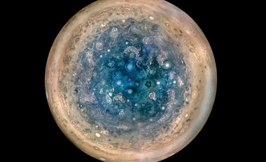 <p>Imagen del polo sur de Júpiter captado por la nave Juno (a 52.000 km), donde se observan ciclones de hasta 1.000 km de diámetro. Se combinaron varias fotografías tomadas con la JunoCam en tres órbitas distintas para mostrar todas las áreas a la luz del día, con color mejorado y proyección estereográfica. / NASA / JPL-Caltech / SwRI / MSSS / Salón Betsy Asher / Gervasio Robles</p>