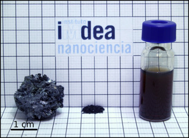 <p>Franckeita. Izquierda: mineral en volumen; centro: material hecho polvo; derecha: suspensión de franckeita en un disolvente / UAM-IMDEA Nanociencia</p>