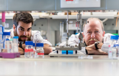 <p>Arnau Hervera y José Antonio del Río del IBEC. / IBEC</p>