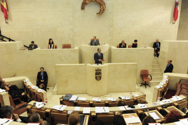 <p>Sesión plenaria en el Parlamento de Cantabria, en 2011. / <a href="https://www.flickr.com/photos/65094753@N06/5939104987/in/set-72157627198979884" target="_blank">Parlamento de Cantabria</a></p>