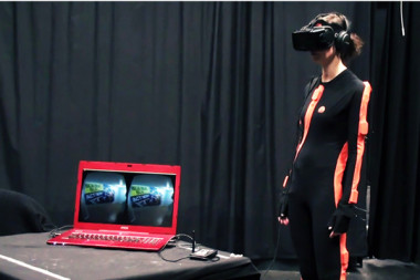 <p>Provistas de unas gafas y un traje de realidad virtual, las participantes encarnaban el avatar asignado y debían interactuar con otra mujer virtual generada por el programa. / Eventlab - Universidad de Barcelona</p>