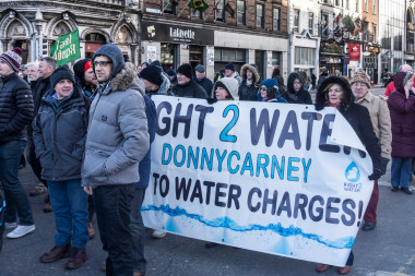 <p>Imagen de las protestas en Irlanda por la tasa del agua en 2015. / <a href="https://www.flickr.com/photos/infomatique/" target="_self">William Murphy</a></p>