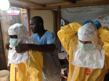 <p>Instalaciones de urgencias de Médicos sin Fronteras en Guinea, en 2014. Imagen: <a href="https://www.flickr.com/photos/69583224@N05/13717624625/in/photolist-mUbpTp-mUdj7Q-mZyaVE-o15Y5n-mUaLMk-mUd3QY-mUbjmv-mUbvup-mUaZ5g-mUbfe2-mUaBec-mUcDMU-mUaV5x-mUaWRB-mZyaYW-mZyb4f-ovDF3B-oer9yg-ovTLAd-ovCUoB-oepVj5-ovDEdF-otTAJA-ovHMjj-oeqdE5-ovCYmM-oxFC1R-oerYA8-otT3Cw-oeqAuZ-oerWJ2-oxFbgp-ovVS1k-oeqiKY-oeqXAr-ovU3d5-oxEVMp-ovHy6q-mxvLjF-osFLC2-CnjHh-njTPDT-foy8GC-nds12g-nek4dd-59nFnH-oxKS9x-6pbn65-brnAJ6-5XstF7" target="_blank">EC DG ECHO</a></p>