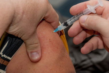<p>La vacunación durante varias temporadas en personas mayores tiene un alto efecto protector frente a las formas graves de gripe. / <a href="https://pixabay.com/es/vacuna-contra-la-gripe-aguja-ay-1719334/" target="_blank">Pixabay</a></p>