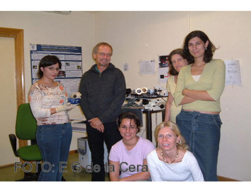 <p>La investigadora Elena García de la Cera, sentada a la izquierda, junto con algunos de los científicos que han colaborado en el estudio.</p>