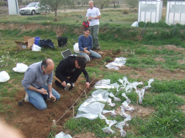 <p>El equipo de Edafología de la UMH durante la toma de muestras en una zona de Biar (Alicante)</p>