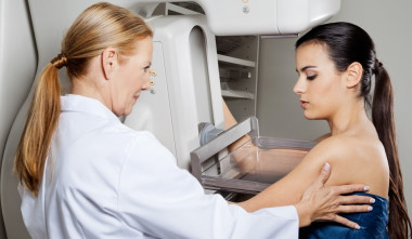 <p>Paciente sometiéndose a una mamografía / <a href="https://www.shutterstock.com/g/tylerolson" target="_blank">Tyler Olson</a><a href="https://www.shutterstock.com/g/tylerolson" id="__mce_tmp" target="_blank"> Shutterstock</a></p>