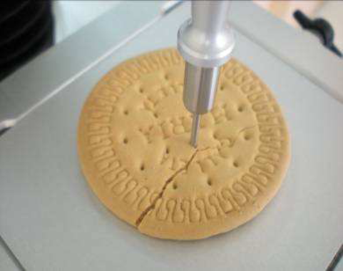 <p> Prueba de crujido de una galleta. Foto: Cetece/DiCYT.</p>