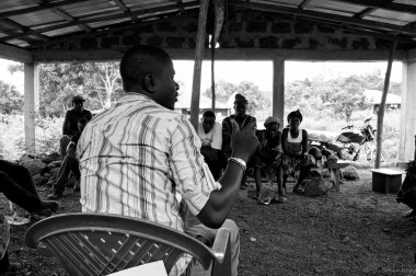<p>El programa Fambul Tok puso cara a cara a víctimas y verdugos de la guerra civil en Sierra Leona. / Foto: Jeffrey Steinberg</p>