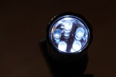 <p>El equipo ha evaluado más de una veintena de tipos de lámparas LED de baja potencia y ha comprobado que su precio no guarda relación con la calidad de su energía. / Pixabay/bykst</p>