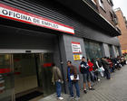 Desempleados a las puertas de una oficina del INEM