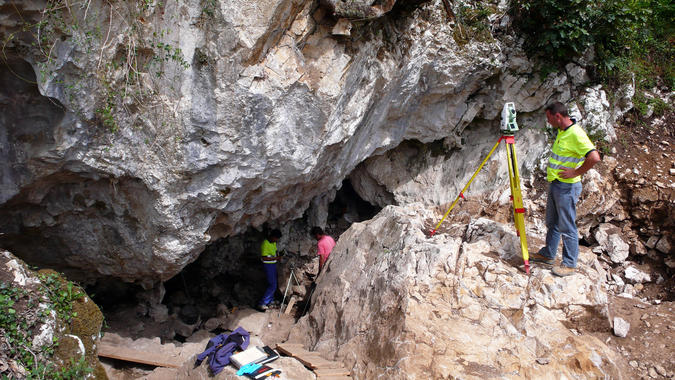 <p>Cueva cercana a Puertas de Vidiago donde se han descubierto los restos fósiles. Imagen: UNICAN.</p>
