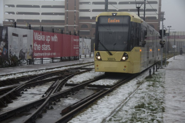 <p>Un tren ligero pasa cerca de unas viviendas en Salford (Reino Unido). / Stuart Grout (CC BY-SA 2.0)</p>