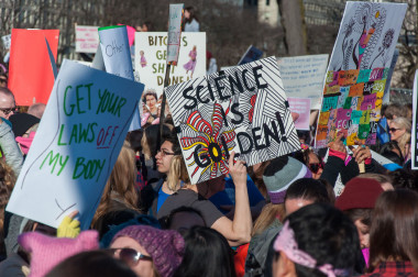 <p>Protestas a favor de la ciencia también durante la Marcha de las Mujeres en enero. / Flickr</p>