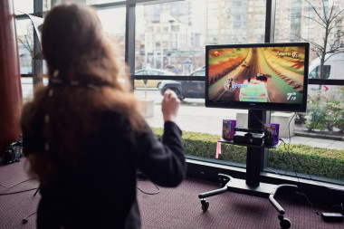 <p>La motivación del alumnado de educación especial mejora si usan gestos para interactuar con programas informáticos, como la Microsoft® Kinect. / Vancouver Film School)</p>