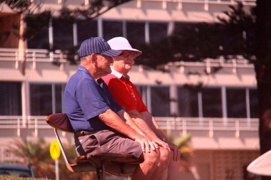 <p>Los ancianos que viven en pisos sin ascensor tienen más frecuencia de fragilidad, mientras que aquellos que viven en casas sin calefacción tienen índices más bajos de equilibrio, velocidad y resistencia. / Wikimedia commons</p>