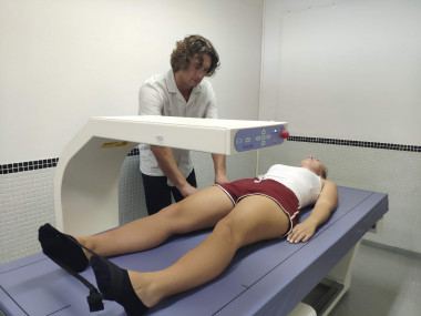 <p>Ángel Ramón Romance, profesor de Psicomotricidad, realiza una medición en el Laboratorio de la <strong><a href=