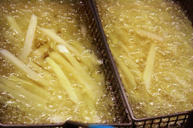 <p>El aceite de oliva virgen extra produce menos compuestos tóxicos y tardan más en aparecer que en otros aceites usados para freír. / Fundación Descubre</p>
