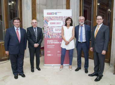 <p>De izquierda a derecha, Andrés Cervantes, director del Comité Educativo de ESMO; Josep Tabernero, presidente electo de ESMO; Pilar Garrido, responsable del comité de tumores torácicos de ESMO; Luis Cueto, coordinador general de la Alcaldía de Madrid; y Miguel Martín, presidente de SEOM. / ESMO</p>