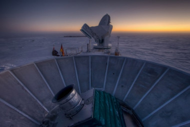 <p>El telescopio BICEP2 ha detectado desde el Polo Sur señales de los primeros instantes del universo. / Steffen Richter/Harvard University</p>
