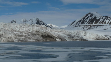 <p>Glaciar de <em>tidewater </em>en la Bahía de Nordfjorden, isla de Spitsbergen, archipiélago de Svalbard. / Raúl Martín Moreno</p>