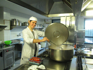 <p>La investigadora de la UGR Ana Isabel Rodríguez Rejón, autora de este trabajo, en la cocina de una de las residencias donde se ha llevado a cabo el estudio. / UGR</p>