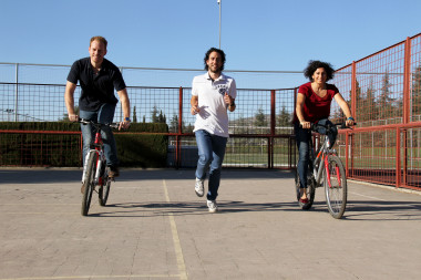 <p>De izquierda a derecha, los autores de la investigación en las instalaciones de la Facultad de Ciencias del Deporte de la Universidad de Granada: Emilio Villa, Manuel Herrador y Palma Chillón. / UGR</p>