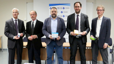 <p>Carlos Moreu, M4 Pharma; Fèlix Grases, UIB; Jordi Llabrés, UIB; Rosendo Garganta, Devicare; y Antonio Baldi, CSIC. / UIB</p>