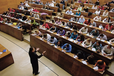 <p class=" text-left">Los profesores que investigan imparten un 21,5% más de clases. / <a href="https://www.flickr.com/photos/promomadrid/5786433557/in/photolist-9PjZ6P-9Pkd7k" target="_self">© PromoMadrid. Autor Max Alexander</a>.</p>