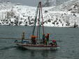 Barco de investigación en el lago Enol