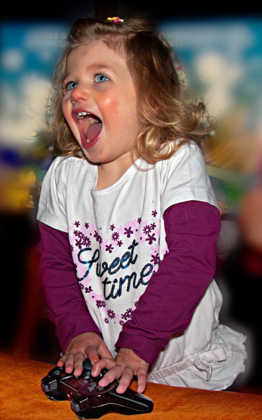 <p>La hija de la investigadora Simone Gori disfruta con un videojuego. / <em>Current Biology</em>.</p>