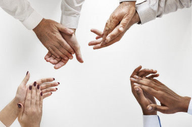 <p>El sistema reconoce de manera automática actividades humanas y gestos de la mano, como atrapar, en imágenes grabadas con cámaras de profundidad. /</p>