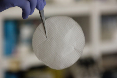 <p>La membrana de Cebiotex es un <em>Local Drug Delivery Sistem</em> (un sistema de liberación local de principios activos) que permite a los cirujanos recubrir la zona donde han extirpado el tumor con elevadas concentraciones de fármaco para que actúen directamente en la zona afectada. / PCB</p>