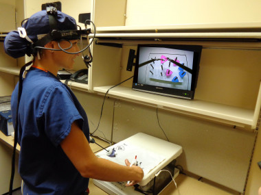 <p>Una cirujana con el <em>eye-tracker</em> (aparato de registro de movimientos oculares) en momentos previos a la realización de la tarea de simulación laparoscópica. / UGRdivulga </p>
