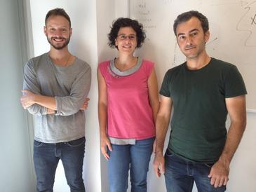 N&uacute;ria L&oacute;pez-Bigas, con David Tamborero y Abel Gonz&aacute;lez-P&eacute;rez, coautores del trabajo. / UPF