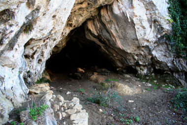 <p>Boca de la Cueva de Amalda, uno de los yacimientos estudiados. / Joseba Rios</p>