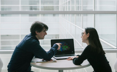 Los investigadores han analizado simultáneamente la compleja actividad neuronal de dos personas desconocidas que entablan una conversación por primera vez. / BCBL Los investigadores han analizado simultáneamente la compleja actividad neuronal de dos personas desconocidas que entablan una conversación por primera vez. / BCBL