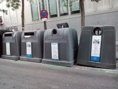 <p>Contenedores para la recogida de distintos tipos de residuos en Madrid. / UCC-UPM</p>