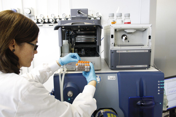 <p>Eva Borrás, de la Unidad de Proteómica del CRG y la UPF, introduciendo unas muestras de líquido cefalorraquídeo en el espectrómetro de masas. / CRG</p>