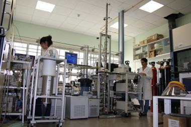 <p>Investigadores de la UCA en el laboratorio donde se ha desarrollado la escala piloto del proyecto</p>