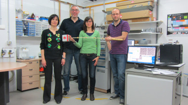 <p>Los investigadores han encontrado que el acetato de gadolinio tetrahidrato mantiene su capacidad de enfriar al fijarse a una superficie. / Unizar.</p>