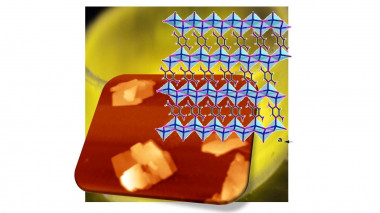 <p>Estructura laminar del compuesto desarrollado, emitiendo en el amarillo a bajas temperaturas, junto a una imagen de microscopia de fuerzas atómicas que muestra láminas de unos nanometros de espesor. / UAM</p>