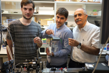 <p>Javier Martínez, Airán Ródenas y Francesc Díaz, tres de los autores del artículo,  en el laboratorio donde han diseñado el nuevo sensor.</p>