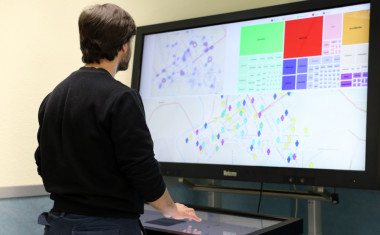 <p>Mesa inteligente con la que se puede manejar el sistema multidispositivo. / UC3M</p>